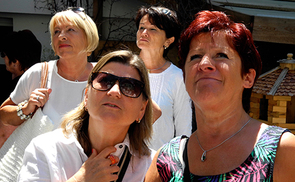 Der Omadienst des Katholischen Familienverbandes vermittelt Leihomas. Foto: Omadienst.