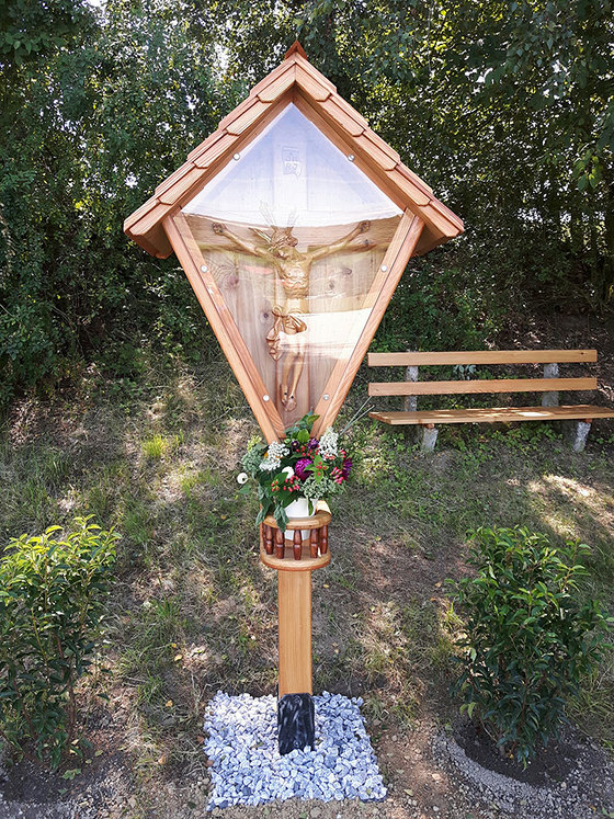 Seit Juli 2020 lädt ein neues Wegkreuz in der Pfarre Aichkirchen zu einer Rast und einem Gebet ein.